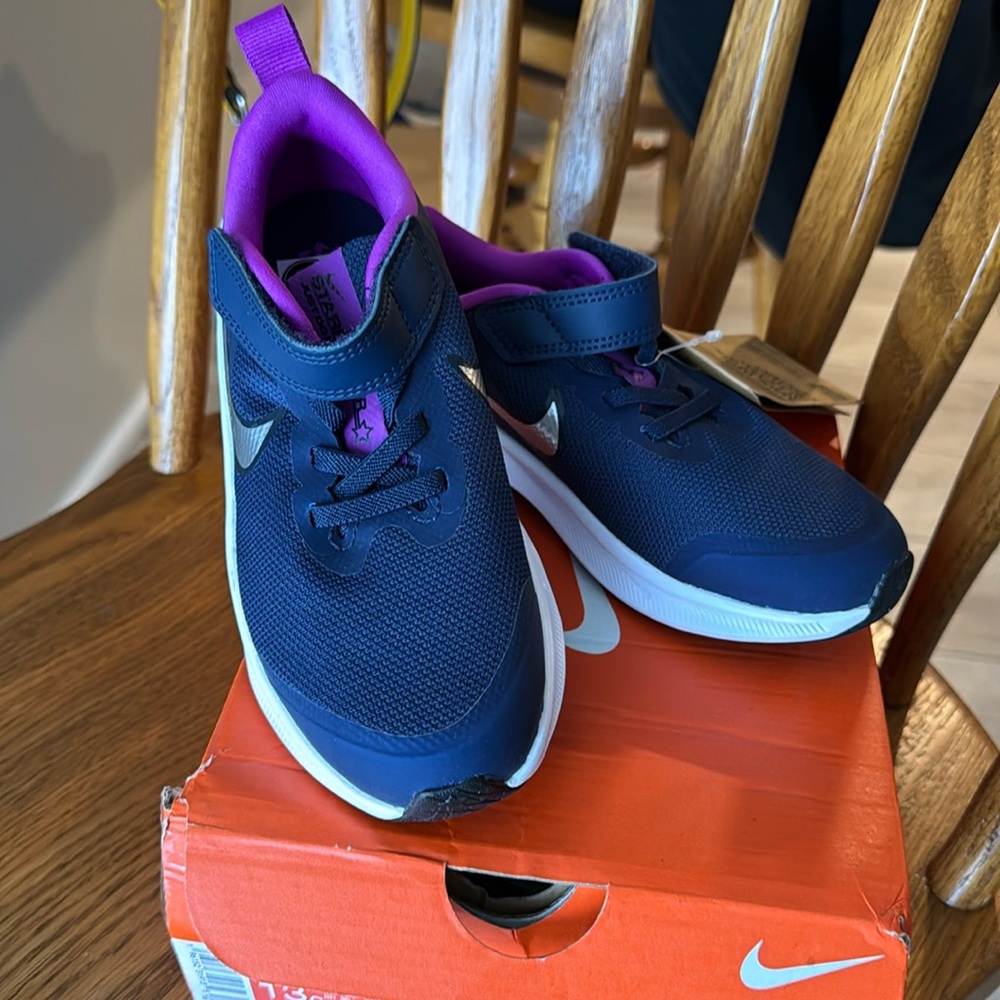 Child’s Nike star runner 3 new in box size 13C
